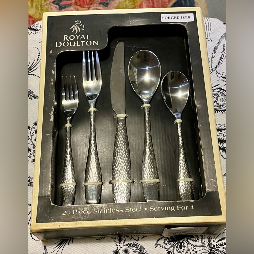 NIB! Royal Doulton 20 pc Stainless Steel Forged 18/20 Tempe pattern